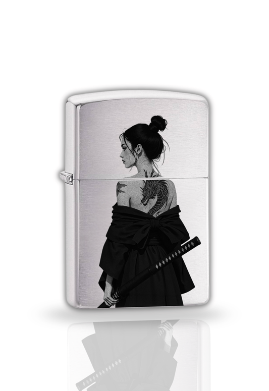 Briquet style Zippo Noir & Argenté – Samurai Girl
